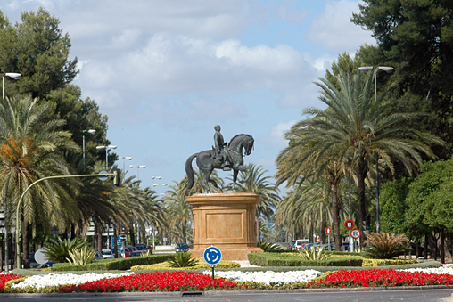 Monumento a Álvaro Domecq en la avenida del mismo nombre